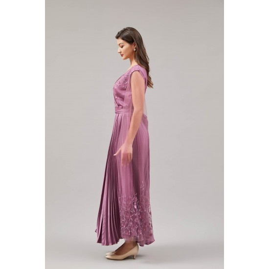 فستان وردي طويل كسرات مزين بتول مطرز