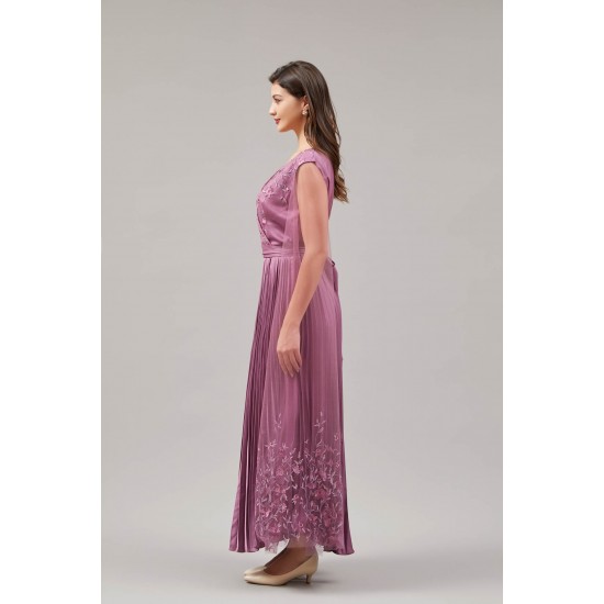 فستان وردي طويل كسرات مزين بتول مطرز