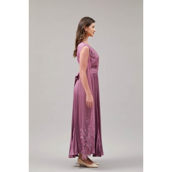 فستان وردي طويل كسرات مزين بتول مطرز